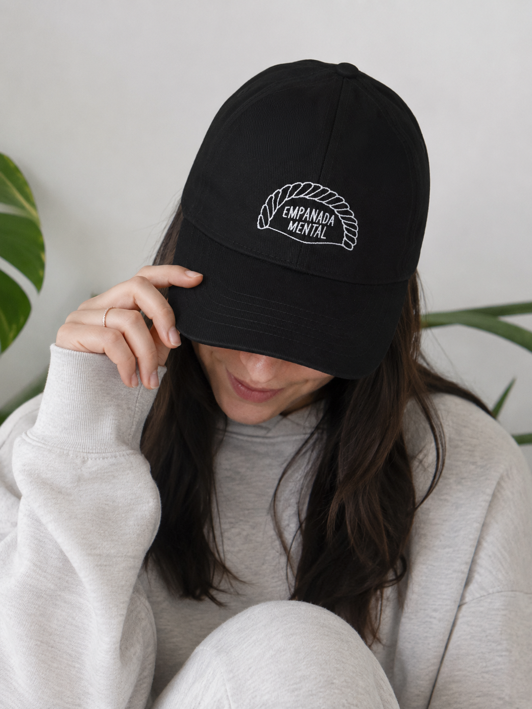 chica llevando gorra empanada mental lola pistola