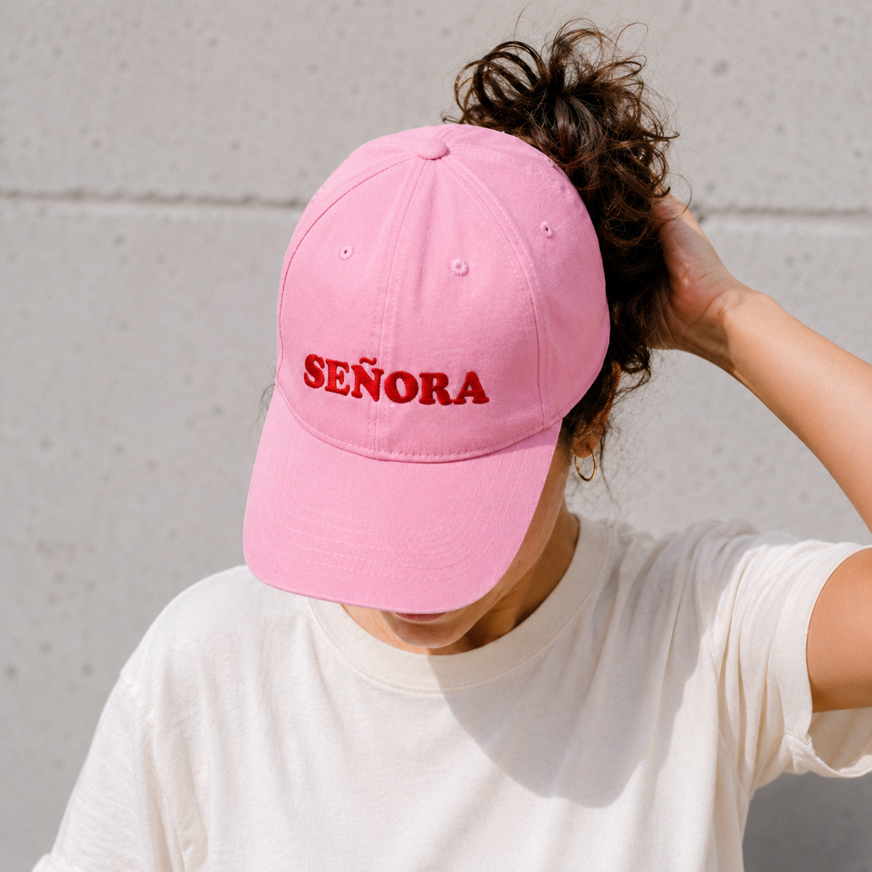 chica llevando gorra señora bordada algodón 
